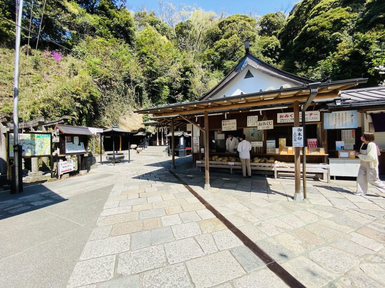 鎌倉観光の名所 銭洗弁財天 宇賀福神社 鎌倉観光なら バズトリ Buzztrip Kamakura 観光 グルメ 自然