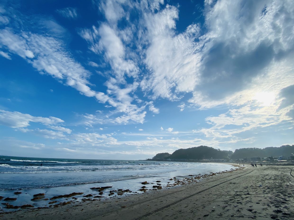 由比ヶ浜はデートも海水浴も散歩も楽しめる 近くにあるカフェやアクセスを紹介 鎌倉観光なら バズトリ Buzztrip Kamakura 観光 グルメ 自然