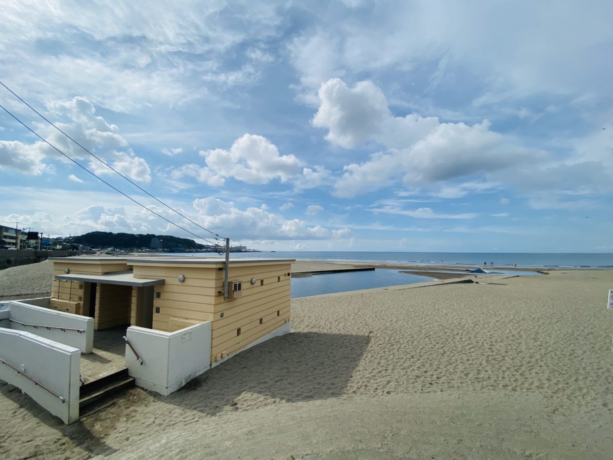 由比ヶ浜はデートも海水浴も散歩も楽しめる 近くにあるカフェやアクセスを紹介 鎌倉観光なら バズトリ Buzztrip Kamakura 観光 グルメ 自然