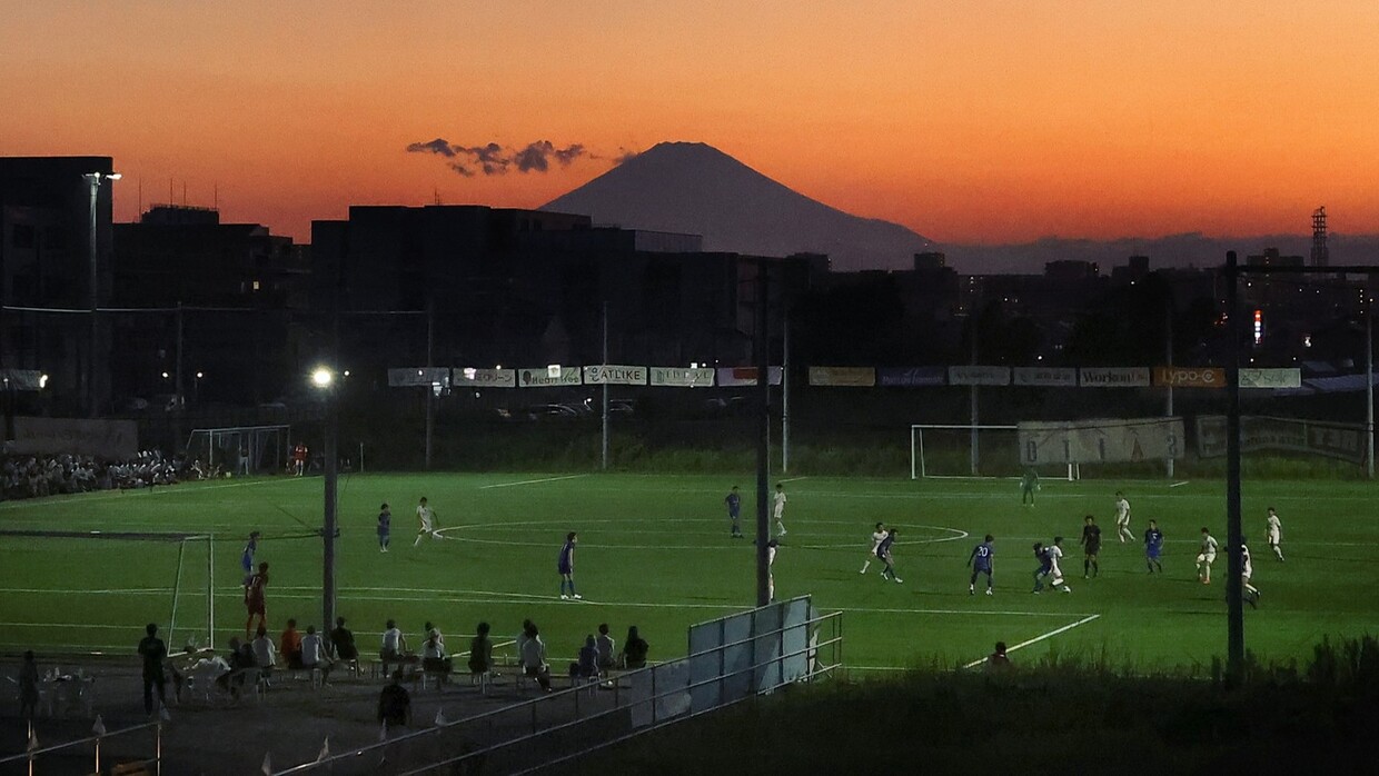 みんなの鳩サブレースタジアムから見える富士山と夕焼け　画像提供：マルサ写真